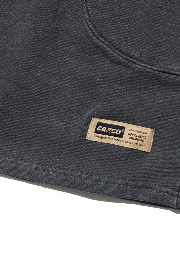 CB IN PIGMENT LINE SHORTS (CHARCOAL)는 부드러운 면 소재로 제작되어 편안한 착용감을 선사하는 남성용 릴랙스핏 반바지입니다. 차콜 컬러의 무지 디자인에 신축성 있는 허리 밴딩과 포켓 라인 디테일을 더해 캐주얼하면서도 베이직한 스타일을 연출합니다. 봄, 여름 시즌 데일리룩에 활용하기 좋은 중간 기장의 반바지입니다.
