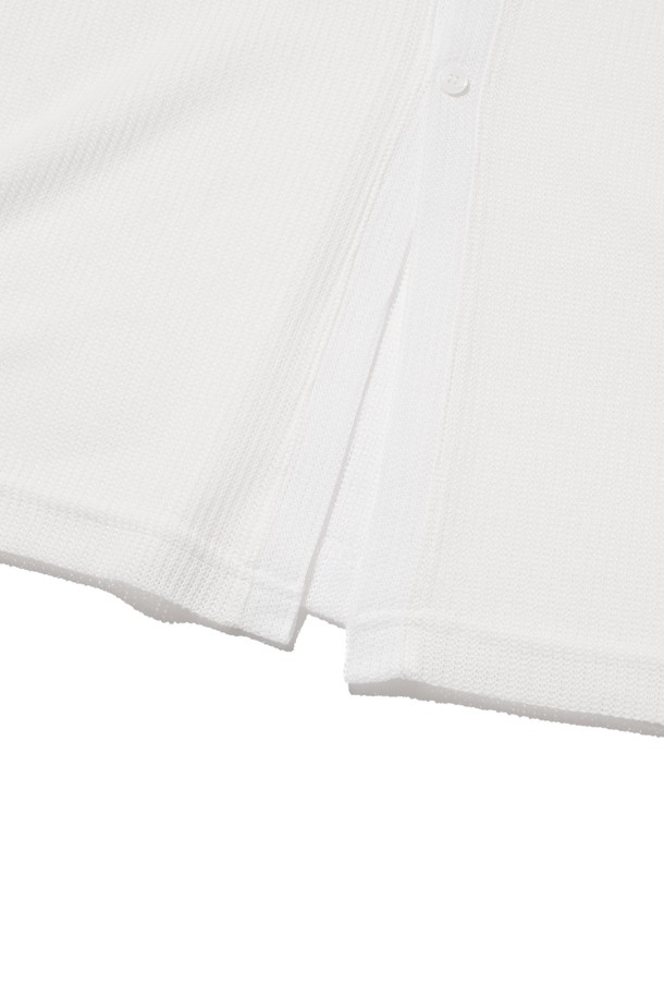 화이트 컬러의 TWO BUTTON SUMMER OVER CARDIGAN은 얇은 두께감으로 부드럽게 착용되는 여름용 가디건입니다. 루즈핏과 오버핏으로 편안한 착용감을 선사하며, 드롭숄더 디자인과 투버튼 디테일이 돋보입니다. 라운드넥과 긴소매 디자인으로 베이직하면서도 캐주얼한 스타일을 연출하여 에어컨 가디건으로 활용하기 좋습니다.
