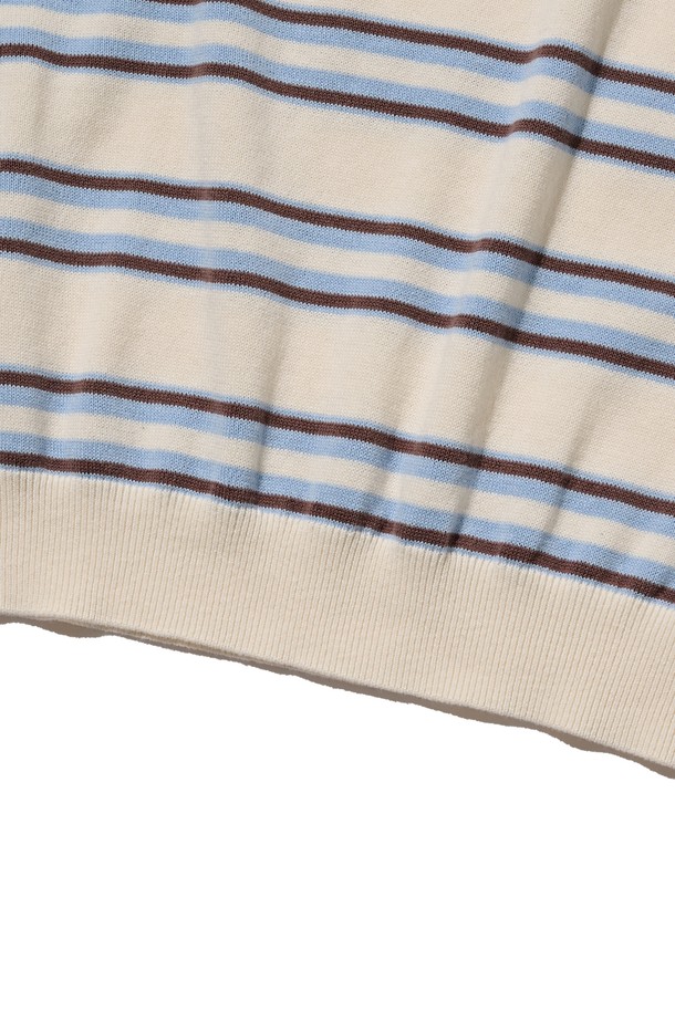 **STRIPE EDITION HALF KNIT (IVORY)**는 부드러운 촉감의 면 소재로 제작된 반소매 라운드넥 니트입니다. 아이보리, 차콜, 블루 컬러의 스트라이프 패턴이 돋보이며, 얇은 두께감으로 여름철에도 시원하게 착용할 수 있습니다. 밀도 높은 원사를 사용하여 착용감이 우수하며, 베이직하고 캐주얼한 스타일로 데일리 아이템으로 활용하기 좋습니다.
