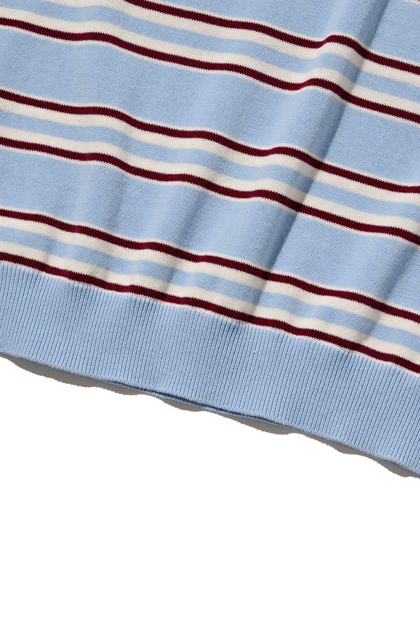 **STRIPE EDITION HALF KNIT (BLUE)**는 여름철에도 시원하게 착용할 수 있는 공용 반소매 니트/스웨터입니다. 부드러운 면 소재에 레귤러핏과 라운드넥 디자인으로 편안한 착용감을 선사하며, 블루, 차콜, 아이보리 세 가지 색상으로 만나볼 수 있습니다. 고밀도 원사를 사용하여 제작되었으며, 베이직한 스트라이프 패턴으로 다양한 스타일링에 활용하기 좋습니다.
