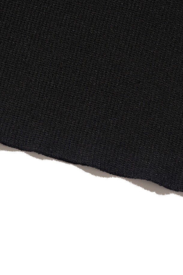 라운드 넷 컷 니트 (블랙)는 여름철에도 시원하게 착용 가능한 공용 니트/스웨터입니다. 블랙, 브라운, 그레이의 세 가지 색상으로 출시되었으며, 베이직한 스타일을 추구하는 분들께 적합합니다. 폴리에스터와 스판덱스 혼방 소재로 제작되어 흡습 및 속건 기능이 뛰어나며, 얇은 두께감과 통기성 좋은 디자인으로 쾌적한 착용감을 선사합니다. 라운드넥과 긴 소매, 절개 패턴이 특징이며, 미니멀, 클래식, 캐주얼 등 다양한 스타일 연출에 활용할 수 있습니다.
