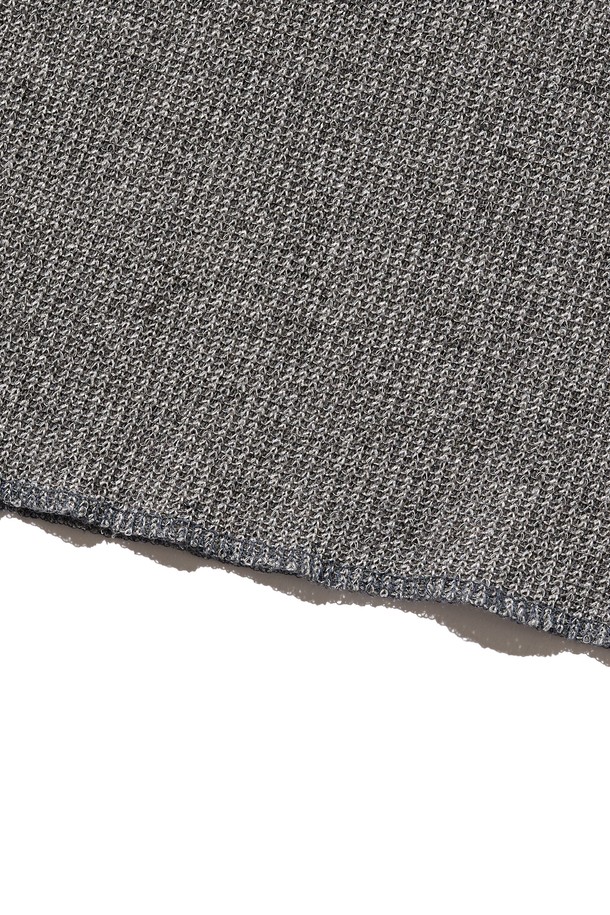 라운드 넷 컷 니트 (그레이)는 여름 바캉스룩과 휴가룩에 잘 어울리는, 캐주얼, 미니멀, 클래식 스타일의 공용 상의입니다. 폴리에스터와 스판덱스 혼방의 얇은 두께감으로 시원한 착용감을 선사하며, 긴 소매와 라운드넥 디자인이 특징입니다. 절개 패턴이 돋보이며, 부드러운 촉감과 통기성, 속건 기능을 갖춰 쾌적하게 입을 수 있습니다. 햇빛으로부터 피부를 보호해주어 여름철 데일리 아이템으로 활용하기 좋습니다. 그레이, 블랙, 브라운 세 가지 색상으로 만나보세요.
