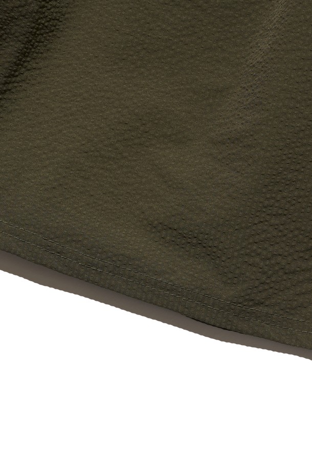 CREEZ WIND HALF PANTS (KHAKI)는 일상과 운동 모두에 적합한 남녀 공용 반바지입니다. 부드러운 폴리에스테르 소재로 제작되어 얇고 가벼우며, 뛰어난 통기성과 신축성을 제공합니다. 루즈핏에 밴딩 허리로 편안한 착용감을 선사하며, 카키색 무지 디자인으로 스포티하면서도 캐주얼한 스타일을 연출합니다.
