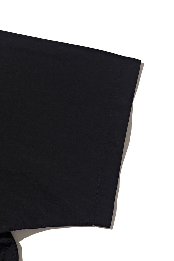 블랙과 화이트 컬러로 출시된 NYLON OVER POCKET SHORT SLEEVE SHIRT는 캐주얼한 무드의 여름 셔츠입니다. 가볍고 얇은 나일론 소재에 오버핏 실루엣, 셔츠 칼라, 반소매 기장으로 편안한 착용감을 선사하며, 앞면 투 포켓 디자인으로 실용성을 더했습니다. FREE 사이즈로 제작되어 일상 및 여행 시 폭넓게 활용하기 좋습니다.
