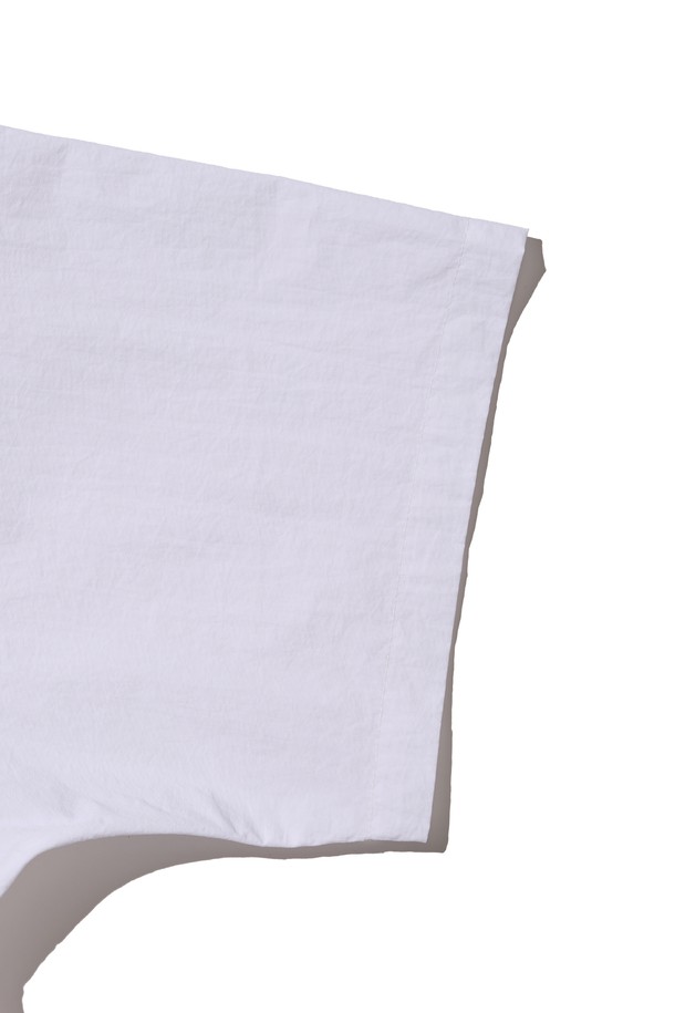 시원한 여름을 위한 NYLON OVER POCKET 반소매 셔츠 (화이트)입니다. 가볍고 시원한 나일론 소재에 오버핏 실루엣으로 편안한 착용감을 선사하며, 데일리, 바캉스, 캐주얼 등 다양한 스타일에 활용하기 좋습니다. 셔츠 칼라와 정면 투 포켓 디자인으로 캐주얼한 무드를 더했습니다.
