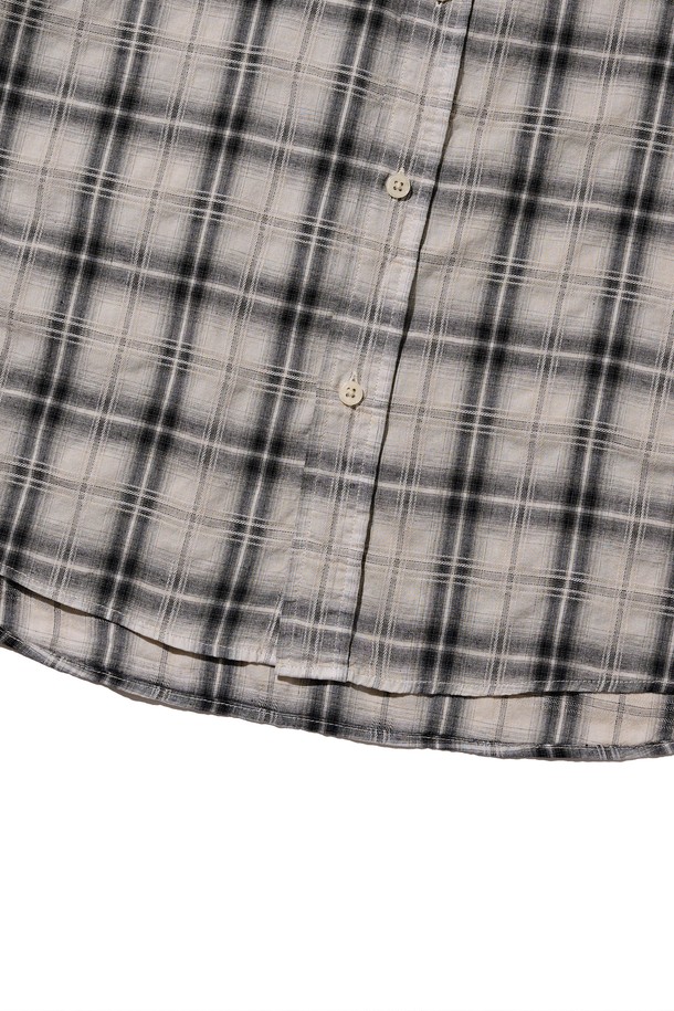 피그먼트 세미 체크 셔츠 (베이지)는 남성 고객을 위한 셔츠입니다. 부드러운 면 소재로 제작되어 편안한 착용감을 선사하며, 오버핏 실루엣과 레귤러 기장으로 트렌디한 스타일을 연출합니다. 베이지와 핑크 컬러의 체크 패턴이 돋보이며, 스트릿, 캐주얼 무드를 모두 소화할 수 있습니다. 피그먼트 워싱 처리로 빈티지한 멋을 더했으며, 봄, 가을 시즌에 활용하기 좋습니다. 긴소매 디자인으로 다양한 스타일링이 가능합니다.
