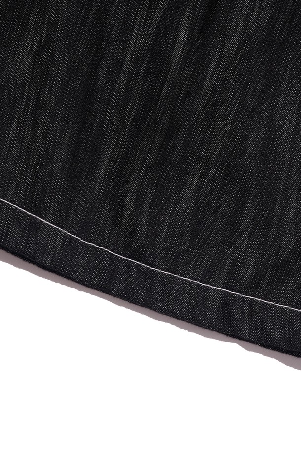 논페이드 데님 소재의 블랙 하프 팬츠입니다. 베이직한 스타일의 레귤러핏으로, 여름철 데일리룩에 활용하기 좋습니다. 스티치 라인 디자인과 버뮤다 스타일로 포인트를 더했으며, 면과 폴리에스테르 혼방 소재로 제작되어 편안한 착용감을 선사합니다.
