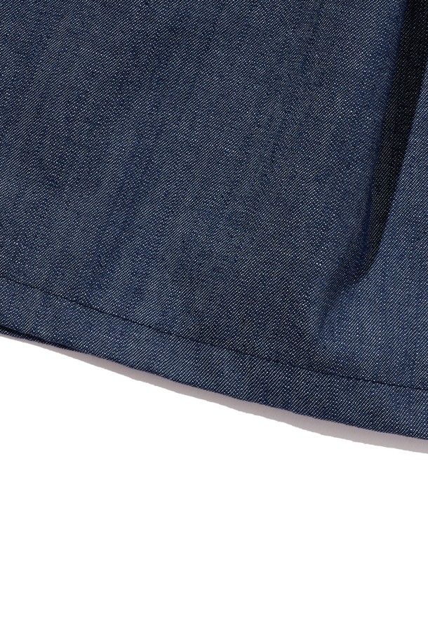 시원한 린넨과 면 혼방 소재로 제작된 TWO-TUCK LINEN BERMUDA PANTS (BLUE)입니다. 넉넉한 레귤러 핏과 투턱 디테일이 편안함과 스타일리시함을 동시에 선사하며, 여름철 캐주얼룩에 완벽하게 어울립니다. 블루, 베이지, 아이보리, 블랙, 카키 등 다양한 컬러로 출시되어 폭넓은 선택이 가능합니다.
