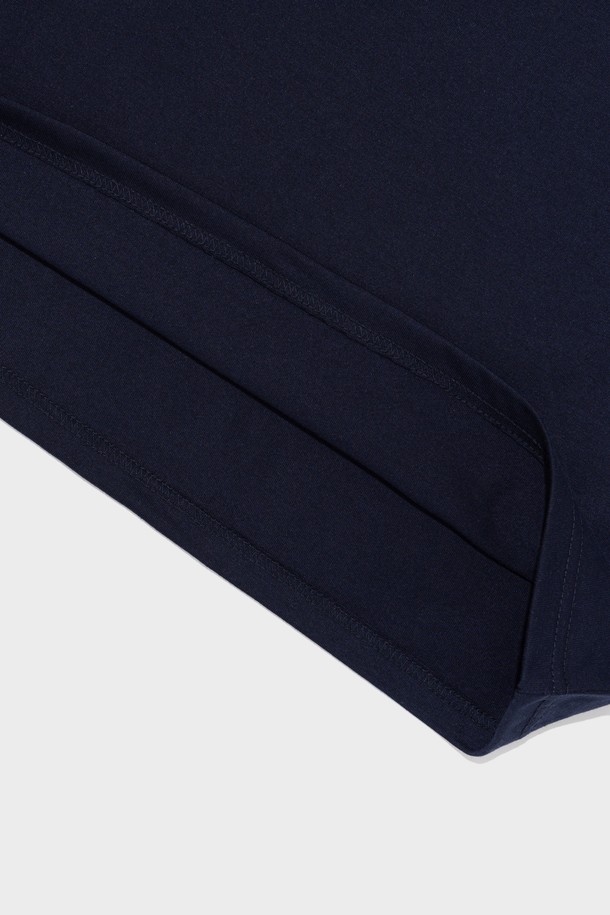 네이비 컬러의 썸머 베케이션 무드 반팔 티셔츠입니다. 폴리에스테르와 면 혼방 소재로 제작되어 편안한 착용감을 제공하며, 캐주얼한 스타일을 연출합니다. 아치형 로고와 그래픽 디자인, 세미오버핏으로 트렌디함을 더했고, 다양한 코디에 활용하기 좋습니다.
