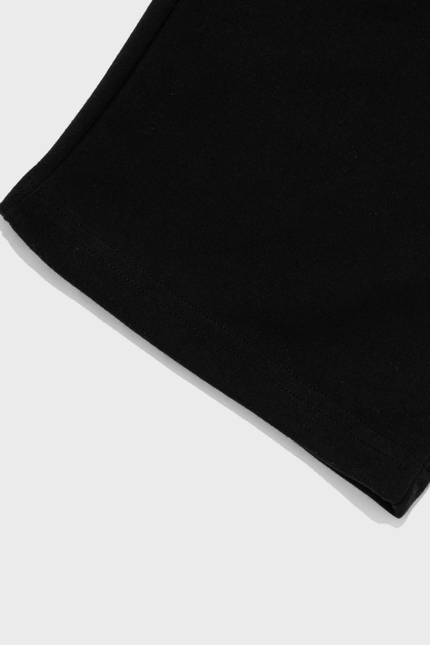 AMERICAN LOGO 로고 스웨트 팬츠 (블랙)는 남녀 모두 착용 가능한 캐주얼 스웨트 팬츠입니다. 면과 폴리에스테르 혼방 소재로 제작되어 부드러운 촉감과 뛰어난 통기성을 자랑하며, 레귤러핏에 밴딩 처리로 편안한 착용감을 선사합니다. 블랙, 그레이, 카키 세 가지 색상으로 출시되었으며, 로고 패턴과 빈티지한 그래픽 디자인이 돋보이는 데일리 아이템입니다.
