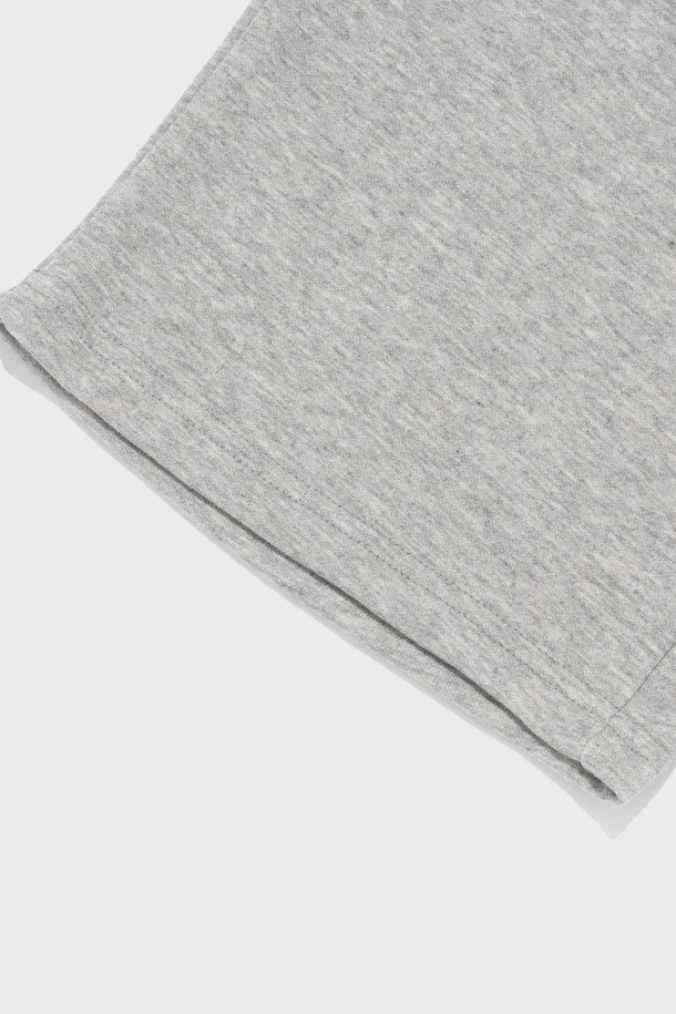 "AMERICAN LOGO LOGO SWEAT PANTS (GRAY)"는 남녀 공용으로, 캐주얼하고 빈티지한 스타일을 연출하는 스웨트 팬츠입니다. 면과 폴리에스테르 혼방 소재로 제작되어 부드러운 촉감과 편안한 착용감을 제공하며, 레귤러핏에 긴 기장으로 제작되었습니다. 봄, 가을, 겨울에 활용하기 좋으며, 로고 패턴과 밴딩 허리로 디자인되어 데일리 아이템으로 추천합니다.
