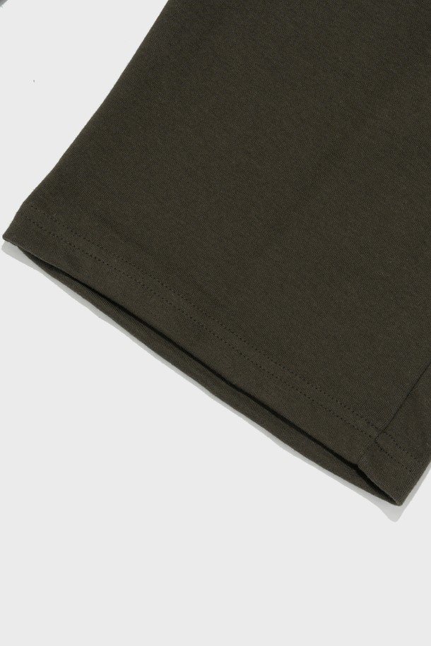 AMERICAN LOGO 로고 스웨트 팬츠 (카키)는 부드러운 면 소재로 제작되어 편안한 착용감을 선사합니다. 캐주얼, 스포티 스타일로 연출하기 좋으며, 로고 프린트 디테일이 돋보입니다. 봄, 가을, 겨울 시즌에 활용하기 좋은 두꺼운 두께감의 루즈핏 긴바지입니다.
