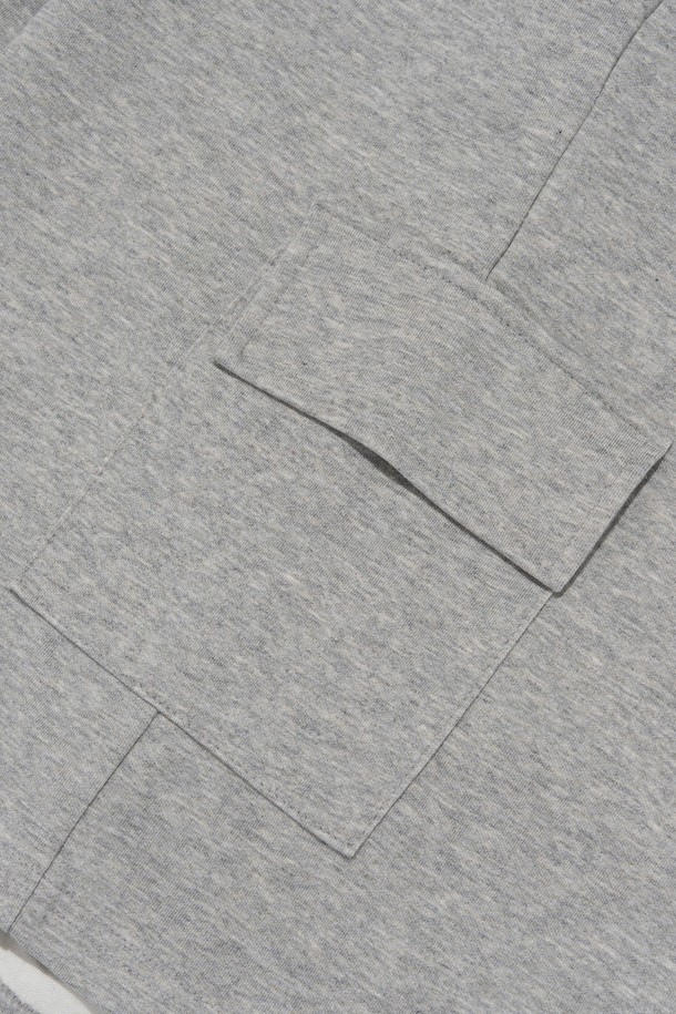 AMERICAN LOGO CARGO BERMUDA HALF PANTS (GRAY)는 여름철 일상에서 편안하게 착용하기 좋은 남성용 카고 반바지입니다. 그레이 컬러에 캐주얼하고 스포티한 스타일을 더했으며, 레귤러핏으로 편안한 착용감을 제공합니다. 면과 폴리에스테르 혼방 소재로 제작되어 부드러운 촉감과 통기성을 자랑하며, 카고 디자인과 그래픽 로고, 밴딩 처리로 실용성을 높였습니다.
