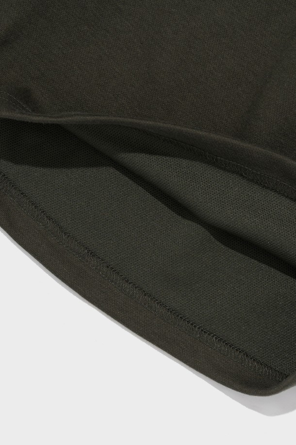 CIRCLE ONE TUCK SMALL LOGO HALF PANTS (KHAKI)는 면과 폴리에스터 혼방 소재로 제작된 남성용 반바지입니다. 메인 로고와 서클 로고 그래픽 디자인이 돋보이며, 캐주얼한 스타일링에 적합한 레귤러핏 반바지입니다. 여름철 데일리룩을 위한 트렌디한 디자인, 적당한 기장감, 우수한 착용감과 통기성으로 편안하게 착용할 수 있으며, 다양한 스타일을 연출할 수 있습니다.
