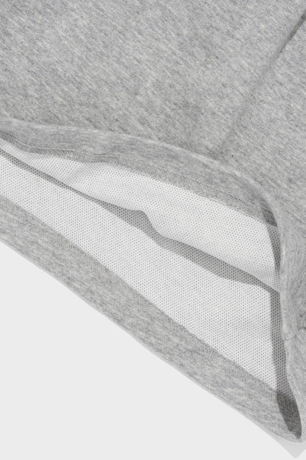 CIRCLE SMALL LOGO HALF PANTS (GRAY/CHARCHOL)는 면과 폴리에스테르 혼방 소재로 제작되어 부드러운 촉감을 선사하며 봄, 여름 시즌에 적합한 반바지입니다. 캐주얼 및 스포티한 스타일을 연출할 수 있으며, 레귤러핏으로 편안한 착용감을 제공합니다. 그레이와 차콜 두 가지 컬러 옵션으로 제공되며, 밴딩 처리와 로고 그래픽 디자인으로 포인트를 더했습니다.
