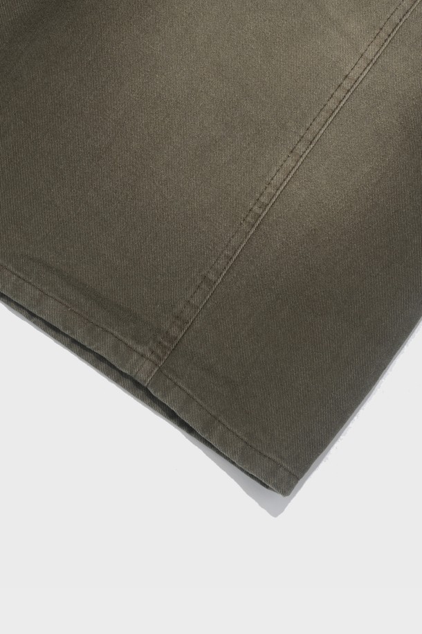 SIDE WAVE CACCION 버뮤다 팬츠는 편안한 루즈핏으로 제작된 남성용 반바지입니다. 카키 컬러의 무지 디자인으로 어떤 상의에도 쉽게 매치할 수 있으며, 드로우스트링 디테일과 밴딩 처리로 편안한 착용감을 제공합니다. 여름철 캐주얼룩을 완성해 줄 아이템입니다.
