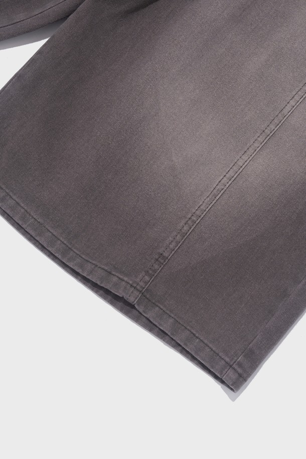 SIDE WAVE CACCION BERMUDA PANTS (GRAY)는 부드러운 면 소재로 제작되어 편안한 착용감을 제공하는 7부 기장의 버뮤다 팬츠입니다. 그레이, 베이지, 카키 세 가지 색상으로 출시되었으며, 캐주얼하고 베이직한 스타일을 연출하기 좋습니다. 카션 염색과 절개 디테일, 깔끔한 실루엣의 벌룬핏 루즈핏 바지로, 일상생활에서 폭넓게 활용할 수 있습니다.
