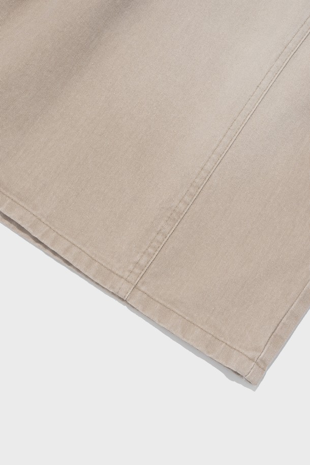 SIDE WAVE CACCION BERMUDA PANTS (BEIGE)는 캐주얼하고 베이직한 스타일의 남녀 공용 버뮤다 팬츠입니다. 면 소재의 루즈핏 와이드 실루엣에 7부 또는 버뮤다 기장으로 제작되었으며, 밴딩 허리로 편안한 착용감을 제공합니다. 베이지, 카키, 그레이 세 가지 색상으로 출시되었으며, 캐션 염색과 사이드 웨이브 디테일이 특징입니다.
