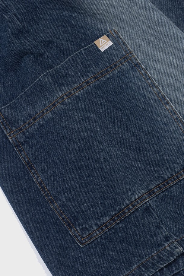 **SAND BRUSH POCKET BERMUDA DENIM PANTS (BLUE)**는 남녀 공용으로 착용 가능한 캐주얼 스타일의 버뮤다 데님 팬츠입니다. 봄, 여름 시즌에 적합하며, 워싱 처리된 블루 컬러의 데님 소재와 벌룬핏, 루즈핏의 편안한 착용감을 제공합니다. 비대칭 포켓 디자인과 밴딩 처리로 활동성을 높였으며, 드레이프 실루엣과 포켓 디테일이 돋보이는 7부~버뮤다 기장의 팬츠입니다.
