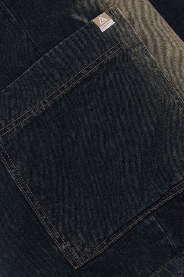 샌드 브러쉬 워싱 기법으로 빈티지한 멋을 살린 SAND BRUSH POCKET BERMUDA DENIM PANTS (D.BLUE)입니다. 밴딩 허리와 벌룬핏으로 편안한 착용감을 제공하며, 7~8부 기장으로 시원하게 즐길 수 있습니다. 비대칭 포켓 디자인과 트렌디한 스타일로 여름철 캐주얼 룩에 포인트를 더해보세요.
