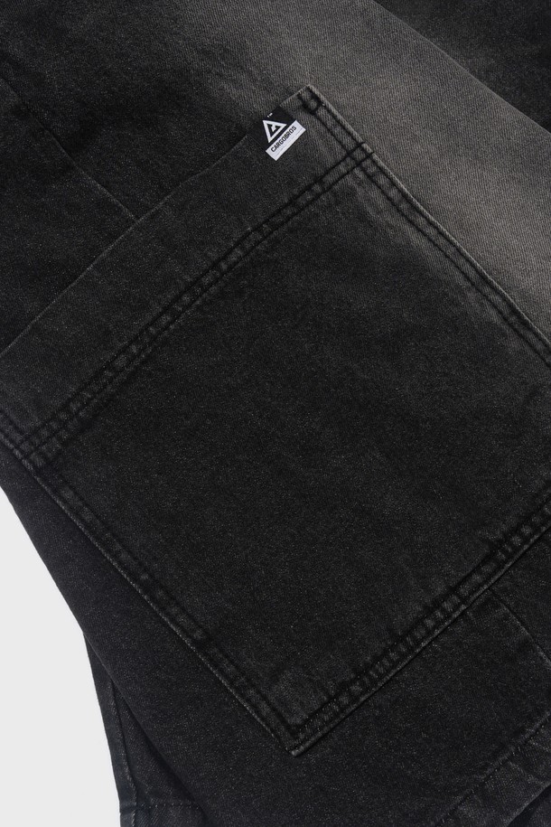 샌드 브러쉬 포켓 버뮤다 데님 팬츠 (블랙)는 남녀 모두 착용 가능한 캐주얼 스타일의 5부 기장 데님 버뮤다 팬츠입니다. 샌드워싱 가공된 블랙 데님 소재에 벌룬핏과 루즈핏을 더하여 편안하고 자연스러운 실루엣을 연출합니다. 독특한 비대칭 포켓 디자인과 밴딩 처리로 실용성을 높여 봄, 여름철 데일리룩으로 활용하기 좋습니다.
