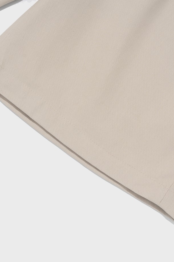 베이직하면서도 캐주얼한 무드의 남성용 PREMIUM COTTON ONE-TUCK BERMUDA PANTS입니다. 부드러운 면 소재로 제작되어 봄, 여름 시즌에 시원하고 편안하게 착용 가능하며, 레귤러핏과 5부 기장으로 활동성을 높였습니다. 베이지 컬러의 무지 디자인에 원턱 디테일을 더해 깔끔하고 세련된 스타일을 연출합니다.
