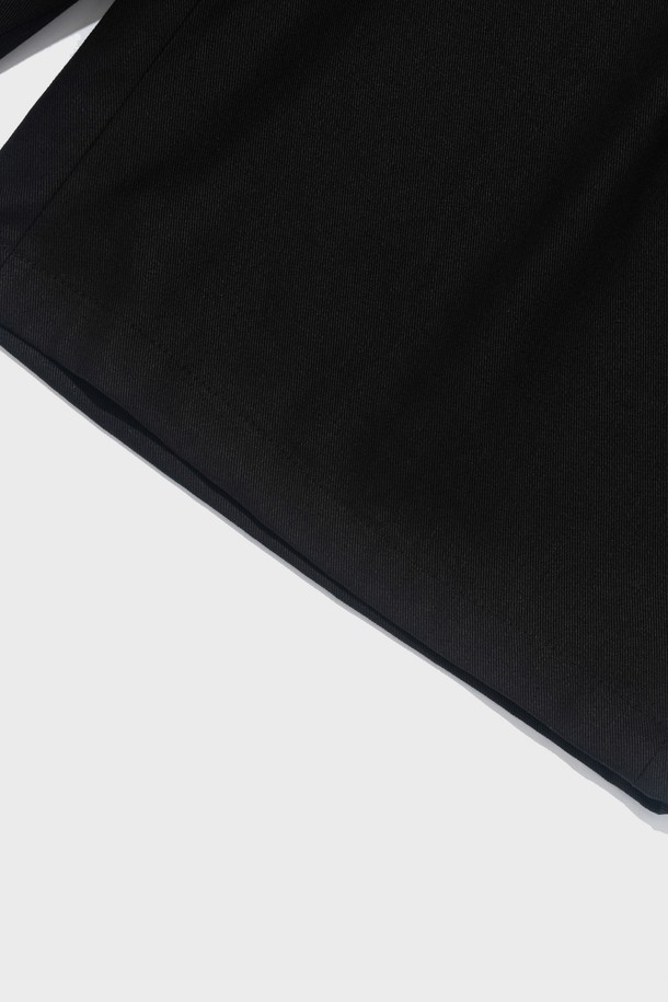 프리미엄 코튼 소재로 제작된 블랙 컬러의 ONE-TUCK 버뮤다 팬츠입니다. 릴랙스 핏의 레귤러핏으로 편안한 착용감을 선사하며, 봄, 여름 시즌 일상복으로 활용하기 좋습니다. 깔끔한 무지 패턴에 원턱 디자인으로 세련된 스타일을 연출합니다.
