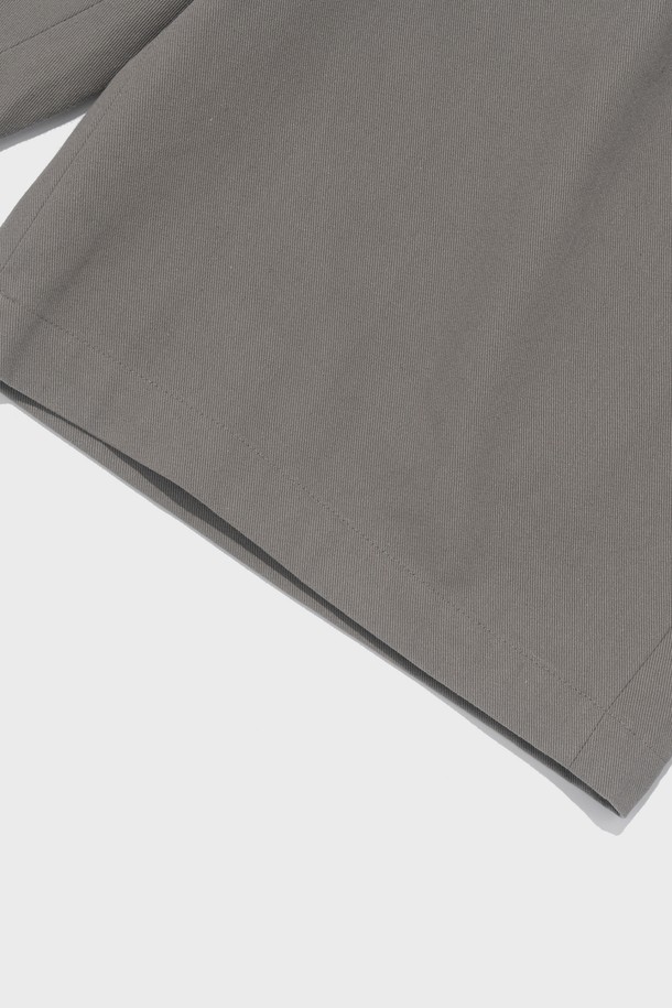 PREMIUM COTTON ONE-TUCK BERMUDA PANTS (GRAY)는 부드러운 면 소재로 제작된 남성용 5부 버뮤다 팬츠입니다. 베이직하고 캐주얼한 스타일의 레귤러핏으로, 여름철 일상에서 편안하게 착용하기 좋습니다. 그레이 컬러의 무지 디자인에 원턱 디테일이 더해져 세련된 느낌을 줍니다.
