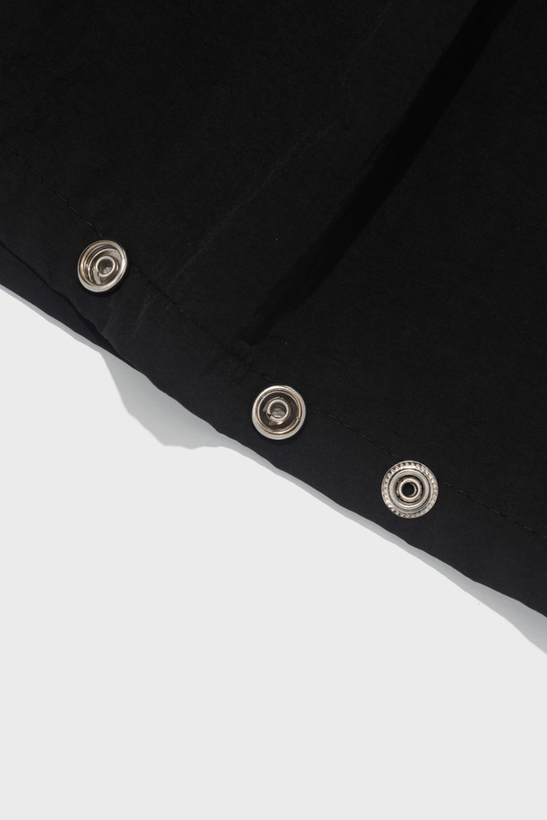 NYLON PINTUCK BERMUDA PANTS (BLACK)는 캐주얼한 스타일의 공용 버뮤다 팬츠입니다. 나일론 소재로 제작되어 봄, 여름 시즌에 착용하기 좋으며, 8부 기장에 와이드 핏으로 편안한 착용감을 선사합니다. 밑단 스트링 디테일과 벌룬핏 디자인이 특징이며, BLACK, BEIGE, KHAKI, GRAY, CHARCOAL 5가지 색상으로 출시되었습니다.
