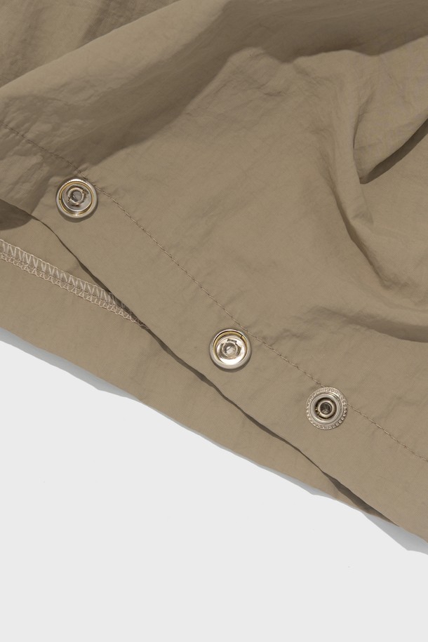 베이직한 무드의 핀턱 디테일이 돋보이는 나일론 버뮤다 팬츠입니다. 루즈핏으로 편안한 착용감을 선사하며, 허리 스트링과 밴딩으로 사이즈 조절이 용이합니다. 봄, 여름 시즌에 시원하게 착용하기 좋은 얇은 두께감과 부드러운 촉감을 자랑합니다.
