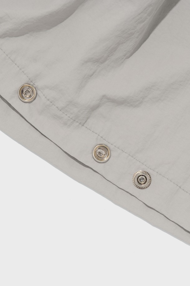 NYLON PINTUCK BERMUDA PANTS (GRAY)는 캐주얼한 무드의 여름용 버뮤다 팬츠입니다. 가볍고 시원한 나일론 소재에 핀턱 디테일과 와이드 실루엣으로 편안한 루즈핏을 제공하며, 밑단 스트링으로 핏 조절이 가능합니다. 데일리룩에 활용하기 좋은 그레이 컬러의 밴딩 반바지입니다.
