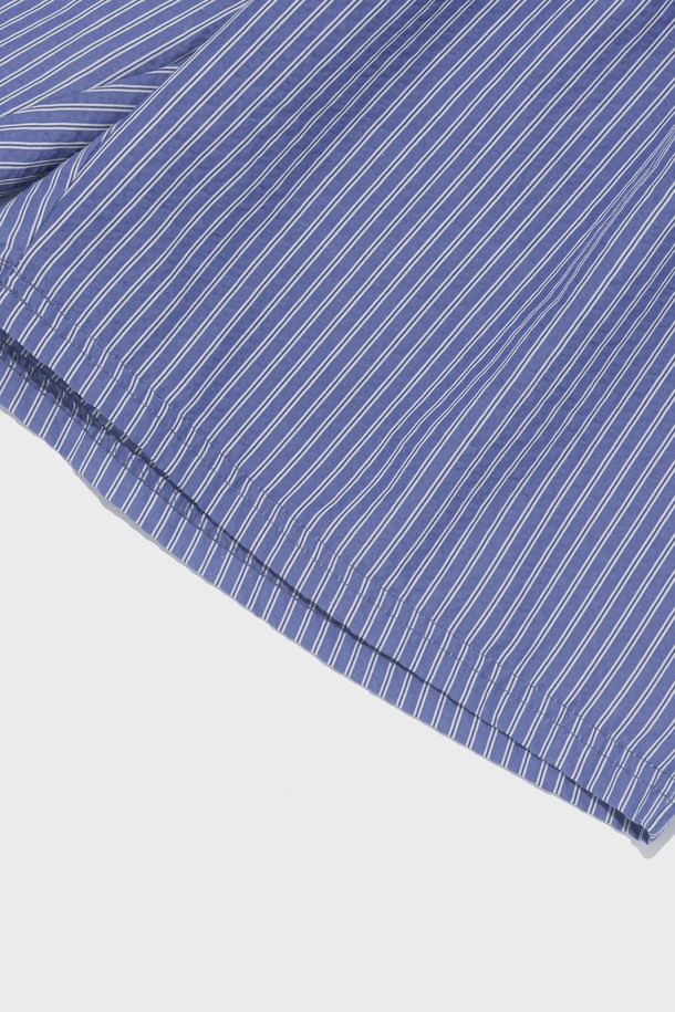 **SUMMER MARINE SHORTS (BLUE)**는 시원한 여름을 위한 여성용 반바지입니다. 부드러운 촉감의 면, 폴리에스테르, 레이온 혼방 소재로 제작되었으며, 얇은 두께와 통기성 좋은 디자인으로 편안한 착용감을 선사합니다. 마린 스타일의 패턴과 릴랙스핏, 밴딩 허리, 파자마 스타일로 일상 및 캐주얼 룩으로 활용 가능하며, 세트 또는 단품으로도 멋스럽게 연출할 수 있습니다.
