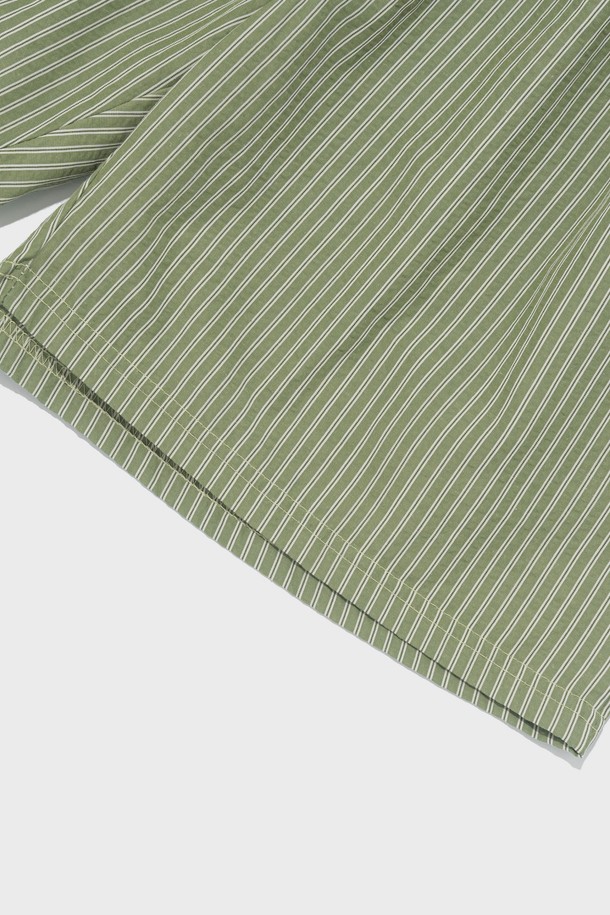 SUMMER MARINE SHORTS (GREEN)는 시원한 여름을 위한 캐주얼 반바지입니다. 면, 폴리에스테르, 레이온 혼방의 부드러운 촉감과 얇은 두께로 편안한 착용감을 선사하며, 릴랙스핏과 밴딩 허리 디자인으로 활동성을 높였습니다. 마린 패턴과 그린 컬러가 어우러져 파자마 스타일의 편안함과 통기성을 갖춘, 일상에서 활용하기 좋은 아이템입니다.
