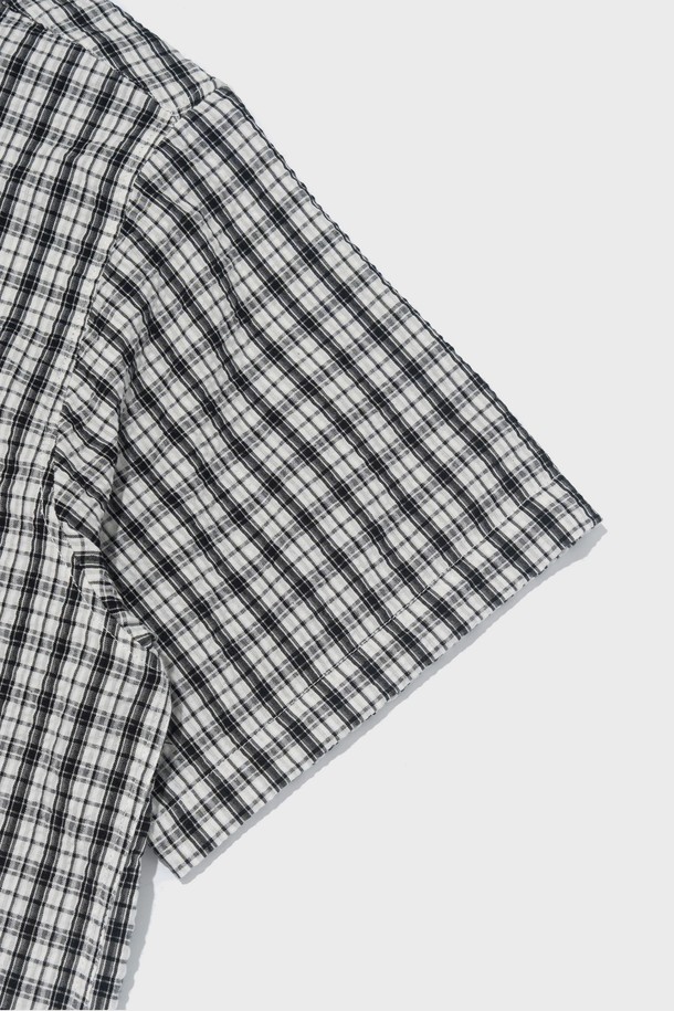 CREEZ 루즈핏 체크 반팔 셔츠 (화이트)는 부드러운 면과 폴리에스테르 혼방 소재로 제작되어 봄, 여름 시즌에 시원하고 편안하게 착용할 수 있습니다. 베이직하면서도 캐주얼한 무드의 체크 패턴 디자인에 루즈핏으로 제작되어 활동성을 높였으며, 통기성이 우수하여 쾌적한 착용감을 제공합니다. 다양한 스타일링이 가능하여 데일리룩으로 활용하기 좋습니다.
