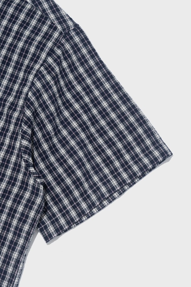 CREEZ 루즈핏 체크 반팔 셔츠(네이비)는 봄, 여름 시즌에 어울리는 캐주얼한 스타일의 셔츠입니다. 면과 폴리에스테르 혼방 소재로 제작되어 통기성이 좋고 착용감이 편안하며 루즈핏으로 편안하게 착용 가능합니다. 네이비 컬러의 체크 패턴으로 다양한 스타일링에 활용하기 좋습니다.
