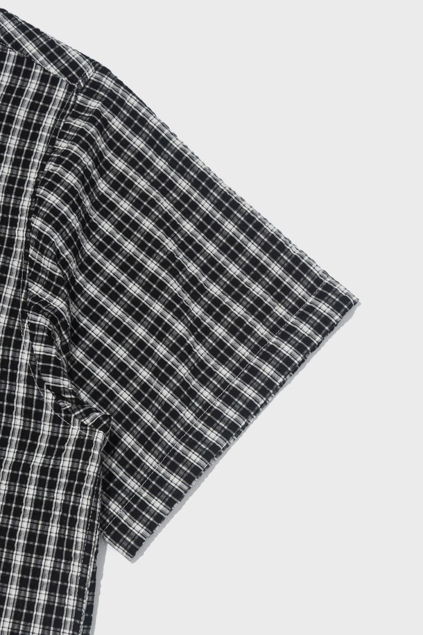 CREEZ 루즈핏 체크 반팔 셔츠 (블랙)는 남성용 셔츠로, 봄과 여름에 시원하게 착용할 수 있습니다. 면과 폴리에스테르 혼방 소재로 제작되어 통기성이 뛰어나며, 베이직하면서도 캐주얼한 체크 패턴 디자인으로 다양한 스타일에 활용하기 좋습니다. 루즈핏으로 편안한 착용감을 선사하며, 일상복으로 안성맞춤입니다.
