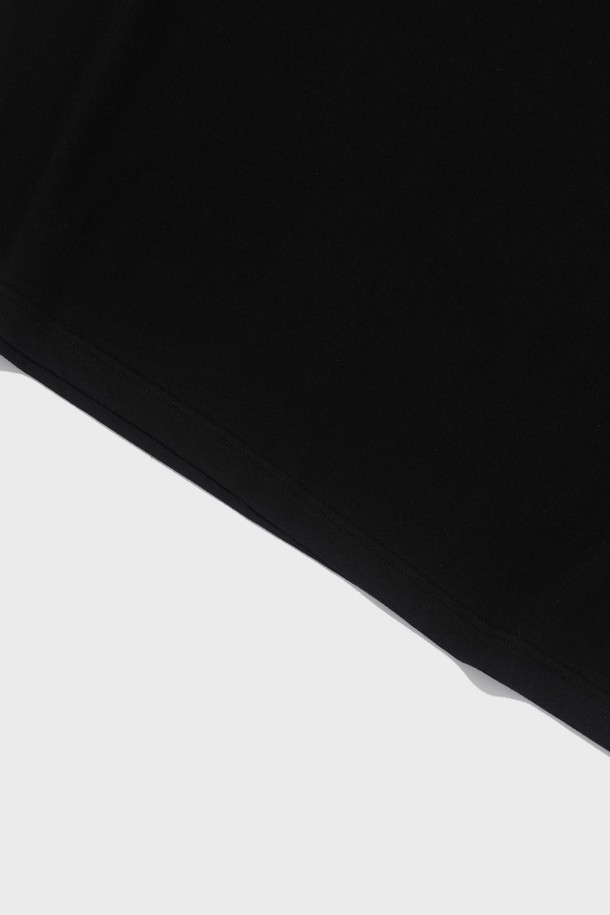 PLAIN BOX OVER SLEEVELESS SHIRT (BLACK)는 부드러운 면 소재로 제작된, 일상복으로 활용하기 좋은 민소매 티셔츠입니다. 라운드넥에 레귤러핏으로 편안하게 착용할 수 있으며, 얇은 두께감과 박시한 실루엣이 특징입니다. 베이직하고 미니멀한 스타일로 여름철 다양한 룩에 매치하기 좋습니다.
