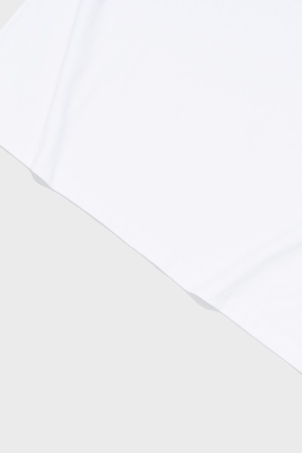 깔끔하고 시원한 화이트 컬러의 플레인 박스 오버 민소매 셔츠입니다. 부드러운 면 소재로 제작되어 얇고 가벼운 착용감을 선사하며, 일상복으로 활용하기 좋습니다. 라운드넥에 레귤러핏, 오버사이즈 디자인으로 베이직하면서도 미니멀한 스타일을 연출합니다.
