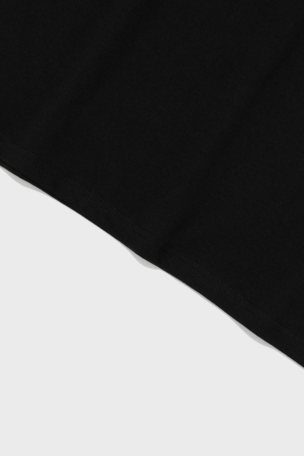 블랙 색상의 CAMO PATTERN 85 반팔 티셔츠입니다. 면과 폴리에스테르 혼방 소재로 제작되어 부드러운 촉감과 뛰어난 통기성을 자랑하며, 일상에서 캐주얼하게 착용하기 좋습니다. 카모 패턴과 85 그래픽, 라운드넥 디자인으로 스트릿 스타일을 연출하며, 핏은 레귤러입니다.
