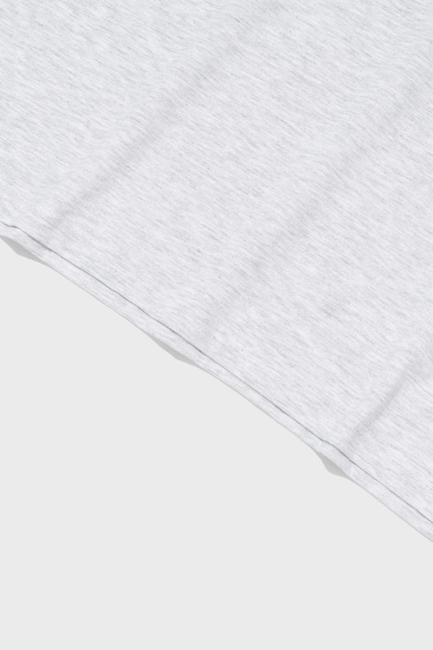 그레이 컬러의 CAMO PATTERN 85 반소매 티셔츠입니다. 캐주얼하고 밀리터리한 스타일의 남성용 티셔츠로, 봄, 여름에 시원하게 착용하기 좋습니다. 얇은 면 소재에 레귤러핏으로 제작되었으며, 라운드넥 디자인과 카모 패턴, 그리고 85 숫자 프린트가 특징입니다.
