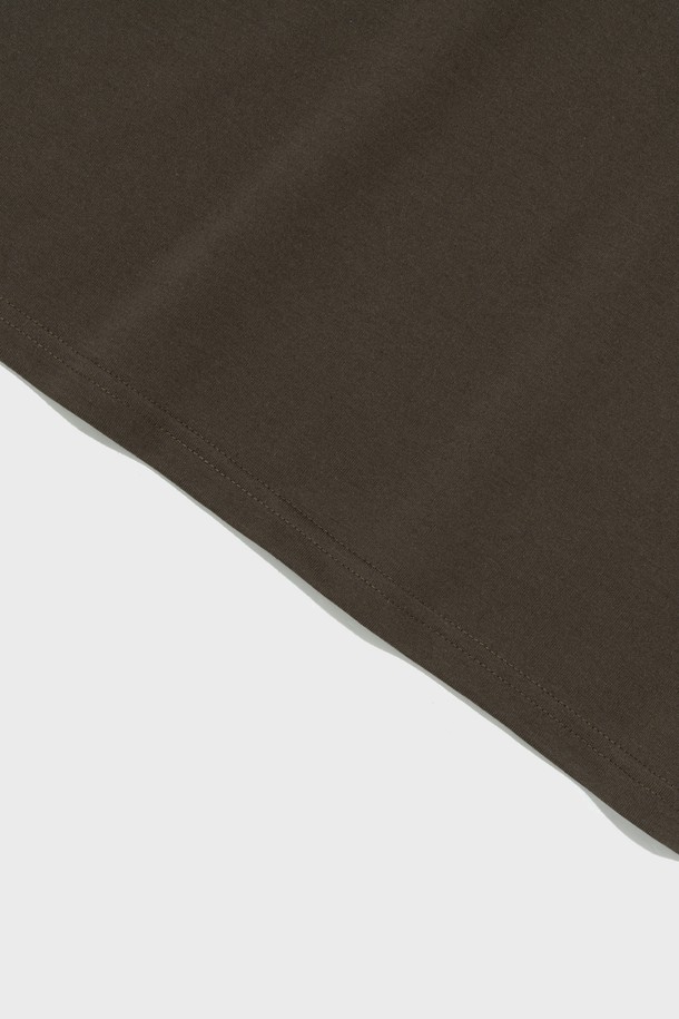 카키 컬러의 CAMO PATTERN 85 반팔 티셔츠입니다. 면 소재로 제작되어 부드러운 촉감을 자랑하며, 봄, 여름에 가볍게 착용하기 좋습니다. 밀리터리 스타일의 카모 패턴과 레귤러핏 디자인으로 캐주얼한 느낌을 연출하며, 라운드넥과 숫자 프린트가 특징입니다.
