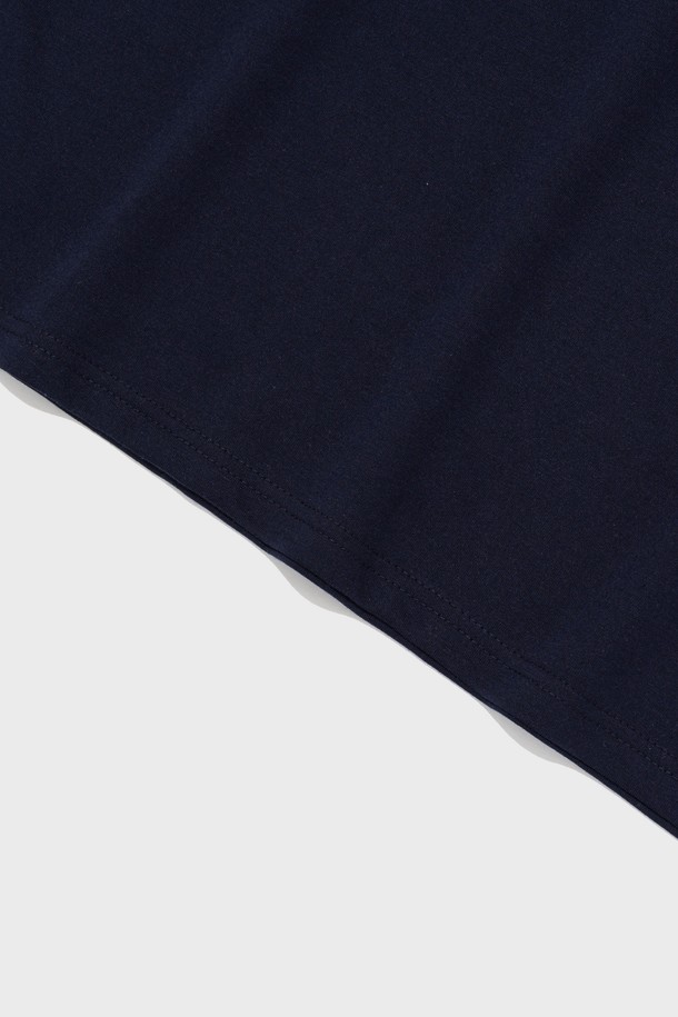 네이비 컬러의 AMERICAN FREEDOM 반소매 티셔츠입니다. 면과 폴리에스테르 혼방 소재로 제작되어 부드러운 촉감을 선사하며, 일상복으로 편안하게 착용할 수 있습니다. 캐주얼한 스타일의 라운드넥 티셔츠로, 봄, 여름에 어울리는 미국 국기 모티프의 그래픽 디자인이 돋보입니다.
