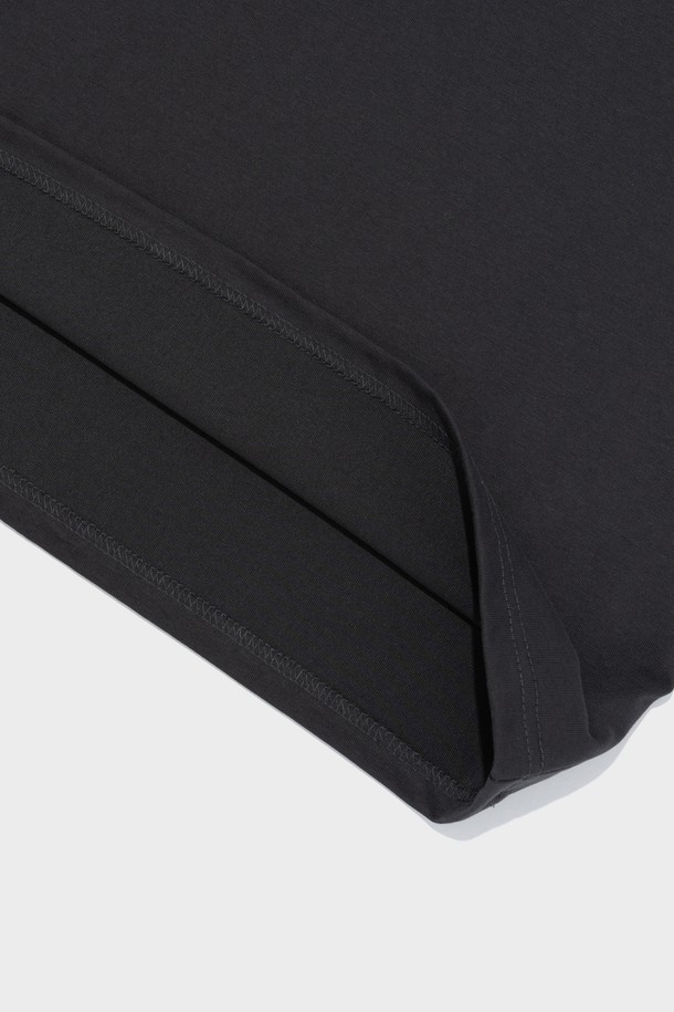 빈티지 솔리드 에어 반소매 티셔츠 (차콜)는 봄, 여름 시즌에 어울리는 부드러운 면 소재의 라운드넥 반소매 티셔츠입니다. 베이직하고 캐주얼한 스타일로, 레귤러핏의 레귤러 기장이며 얇은 두께감으로 편안하게 착용할 수 있습니다. 차콜 색상의 무지 디자인에 빈티지한 느낌을 더해 일상복으로 활용하기 좋습니다.
