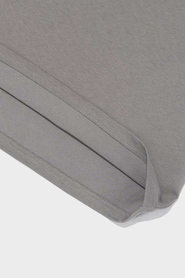 빈티지 솔리드 에어 반팔 티셔츠 (GRAY)는 부드러운 촉감의 20수 면폴리 혼방 원단을 사용하여 제작되었으며, 레귤러핏으로 편안하게 착용할 수 있습니다. 그레이, 차콜, 그린, 카키 등 다채로운 컬러 옵션으로 제공되며, 소매단, 밑단, 넥라인에 이중 스티치 처리를 하여 내구성을 높였습니다. 봄, 여름 시즌 일상복으로 활용하기 좋으며, 세탁 후에도 실루엣이 유지되는 실용적인 제품입니다.
