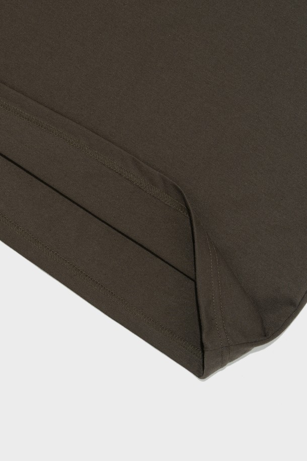 빈티지 솔리드 에어 반팔 티셔츠는 20수 면혼방 원단으로 제작되어 부드러운 촉감을 선사하며, 봄, 여름 시즌에 적합합니다. 레귤러핏으로 편안하게 착용 가능하며, 카키, 차콜, 그린, 그레이 등 베이직한 컬러와 무지 패턴으로 다양한 스타일링에 활용하기 좋습니다. 더블 스티치 디테일과 세탁 후에도 변형 없는 실루엣으로, 빈티지한 무드를 연출합니다.
