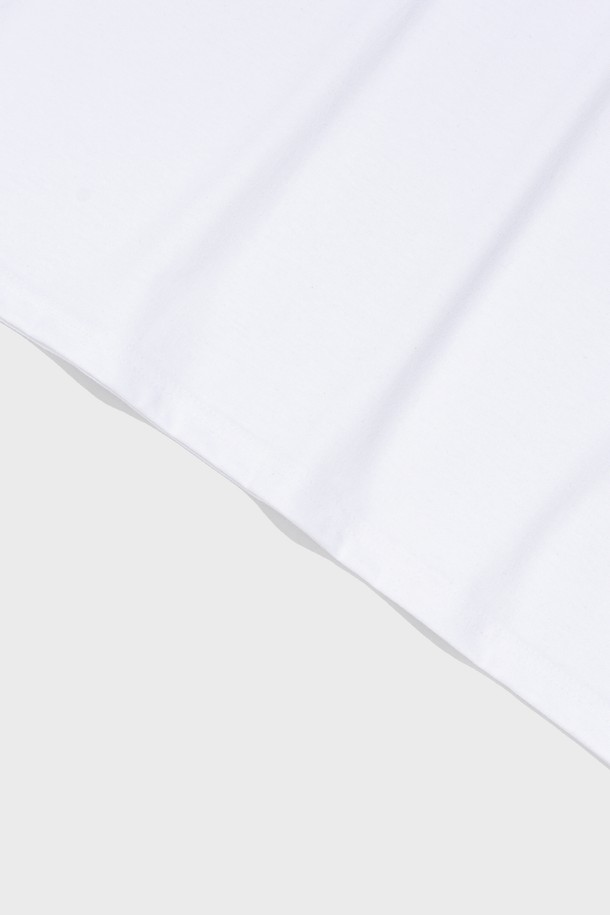 넉넉한 오버핏으로 편안하게 착용 가능한 (BIG SIZE) OVER BOX LOGO 반팔 티셔츠입니다. 부드러운 면 소재로 제작되어 봄, 여름철 데일리룩으로 활용하기 좋으며, 베이직한 디자인에 박스 로고 포인트로 스트릿한 무드를 더했습니다. 라운드넥, 레귤러 기장으로 누구나 부담 없이 즐길 수 있는 화이트 컬러의 빅사이즈 티셔츠입니다.
