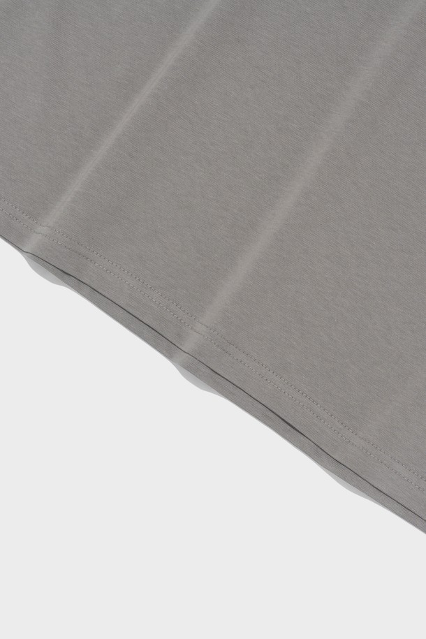 USA 플래그 프린트가 돋보이는 그레이 컬러의 반소매 티셔츠입니다. 부드러운 면 소재로 제작되어 봄, 여름철 일상에서 편안하게 착용하기 좋습니다. 라운드넥, 레귤러핏 디자인으로 남녀 모두 캐주얼하고 베이직한 스타일을 연출할 수 있습니다.
