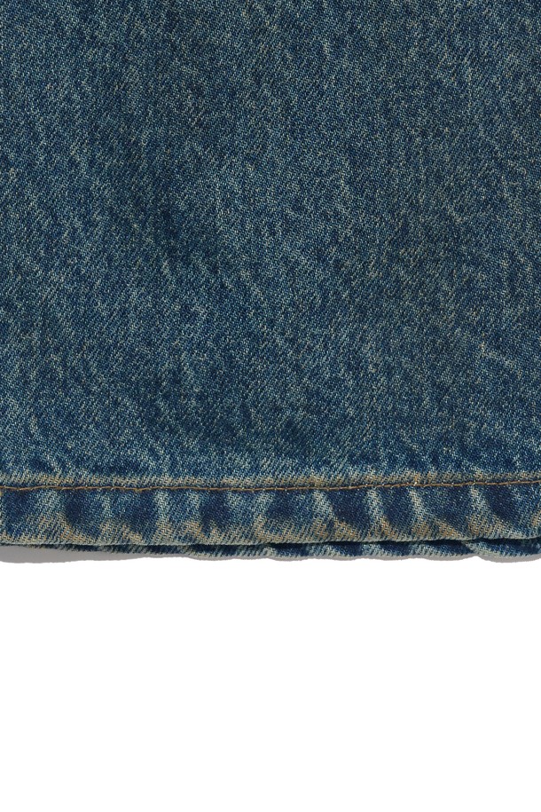 크래크 워싱 세미 와이드 데님 (중청)은 캐주얼, 빈티지 스타일의 데님 팬츠입니다. 일상생활에서 편안하게 착용하기 좋으며, 데이트룩과 쇼핑룩에 매치하기 좋습니다. 중청 컬러의 워싱 디테일이 돋보이며, 뻣뻣한 촉감의 데님 소재로 제작되었습니다. 세미 와이드 핏으로 클래식하면서도 깔끔한 실루엣을 연출하며, 다양한 상의와 쉽게 코디할 수 있습니다. 사계절 내내 활용 가능한 활용도 높은 아이템입니다.
