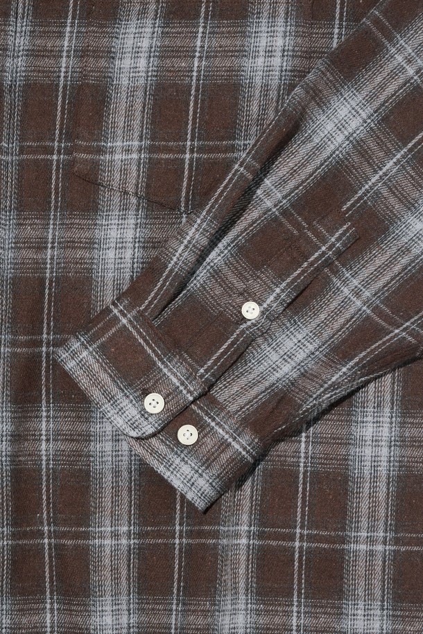 클래식 어반 체크셔츠 (브라운)는 봄, 가을에 어울리는 남녀 공용 상의입니다. 부드러운 촉감의 폴리에스테르와 면 혼방 소재로 제작되었으며, 오버핏과 레귤러 기장으로 편안한 착용감을 선사합니다. 차이나칼라와 긴소매 디자인, 브라운 컬러의 체크 패턴이 클래식하면서도 캐주얼한 분위기를 연출합니다. 셔츠/아우터 겸용이 가능하며 드레이프 실루엣으로 자연스러운 스타일을 완성합니다. 데이트룩, 카페룩, 가을 나들이룩 등 다양한 TPO에 매치하여 미니멀하고 세련된 스타일을 연출해보세요.
