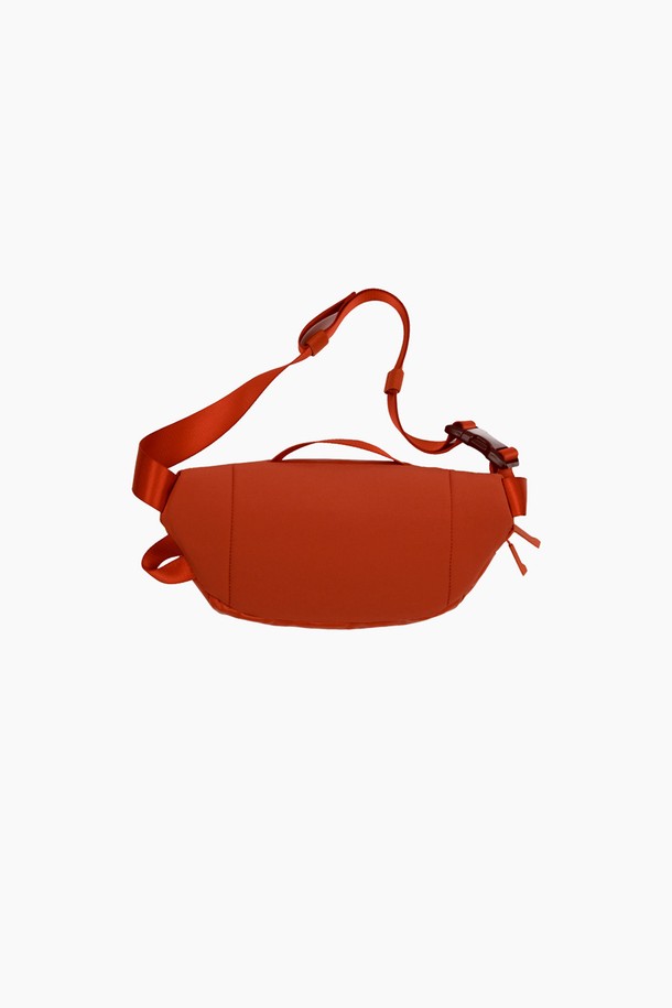 익스트림 웨이스트 백 7.0 [마션레드]는 남성용 웨이스트백으로, 스포티, 캐주얼, 미니멀한 스타일을 추구하는 분들께 적합합니다. 방수 기능과 경량 설계로 일상, 스포츠, 여행 등 다양한 용도로 활용하기 좋습니다. 500ml 물병 수납이 가능하며, 컴팩트한 디자인으로 여행룩에 매치하기 좋습니다. 상단 핸들 포켓과 하단 베이스 루프, 웨이스트백/크로스백 겸용으로 실용성을 더했습니다. 붉은색 폴리에스테르와 TPU 소재의 사각 디자인이 특징입니다.
